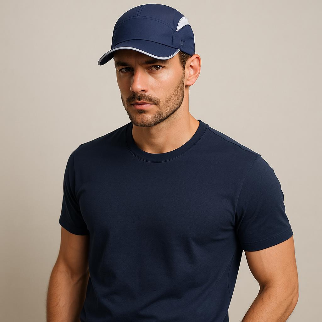Un homme porte la Casquette Anti UV marine