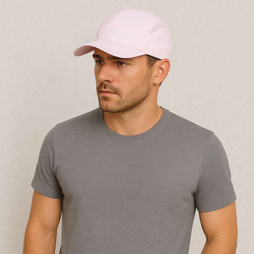 Un homme porte la Casquette Anti UV rose