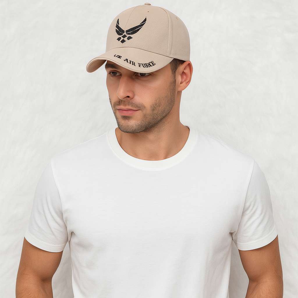Un homme porte la Casquette Armée de l'Air beige