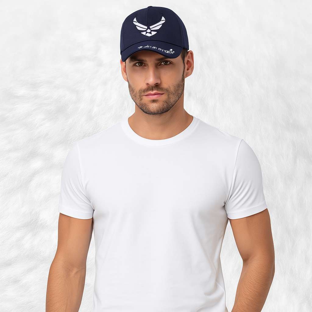 Un homme porte la Casquette Armée de l'Air bleu marine