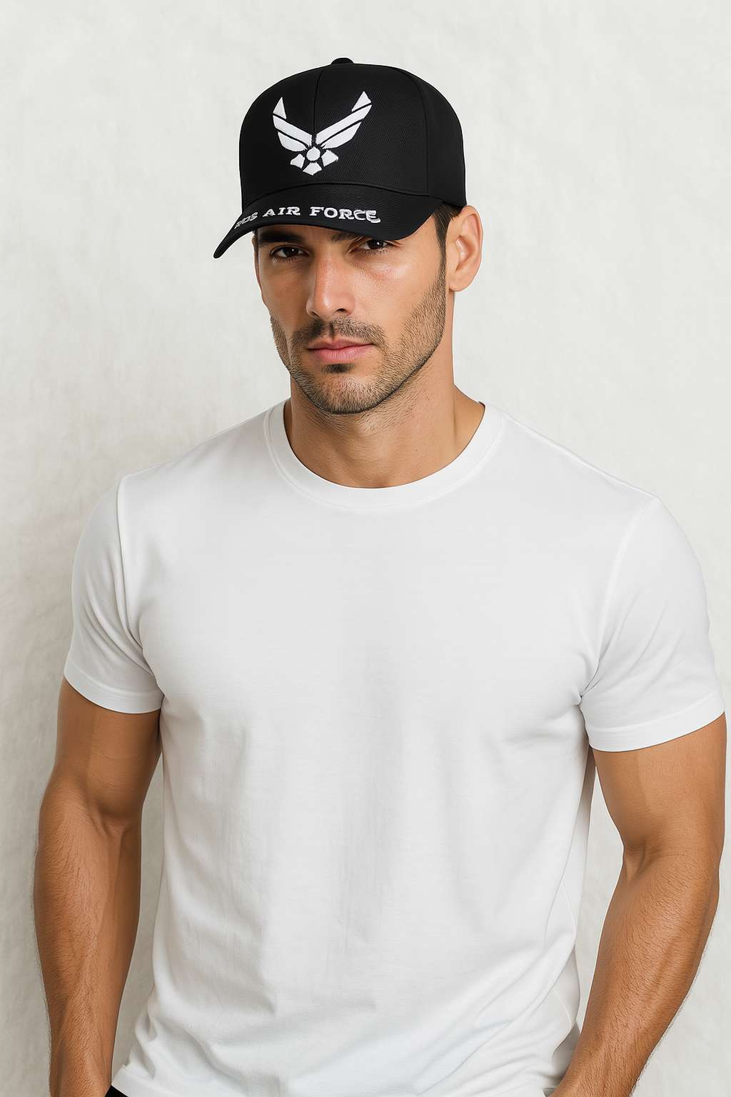 Un homme porte la Casquette Armée de l'Air noir