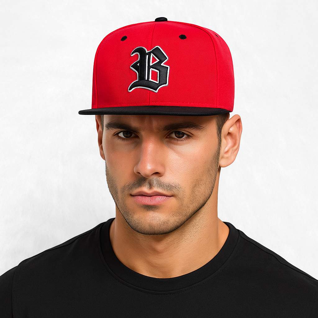 Un homme porte la Casquette Basket Snapback rouge