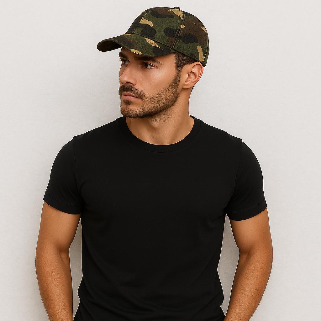 Un homme porte la Casquette Camouflage militaire