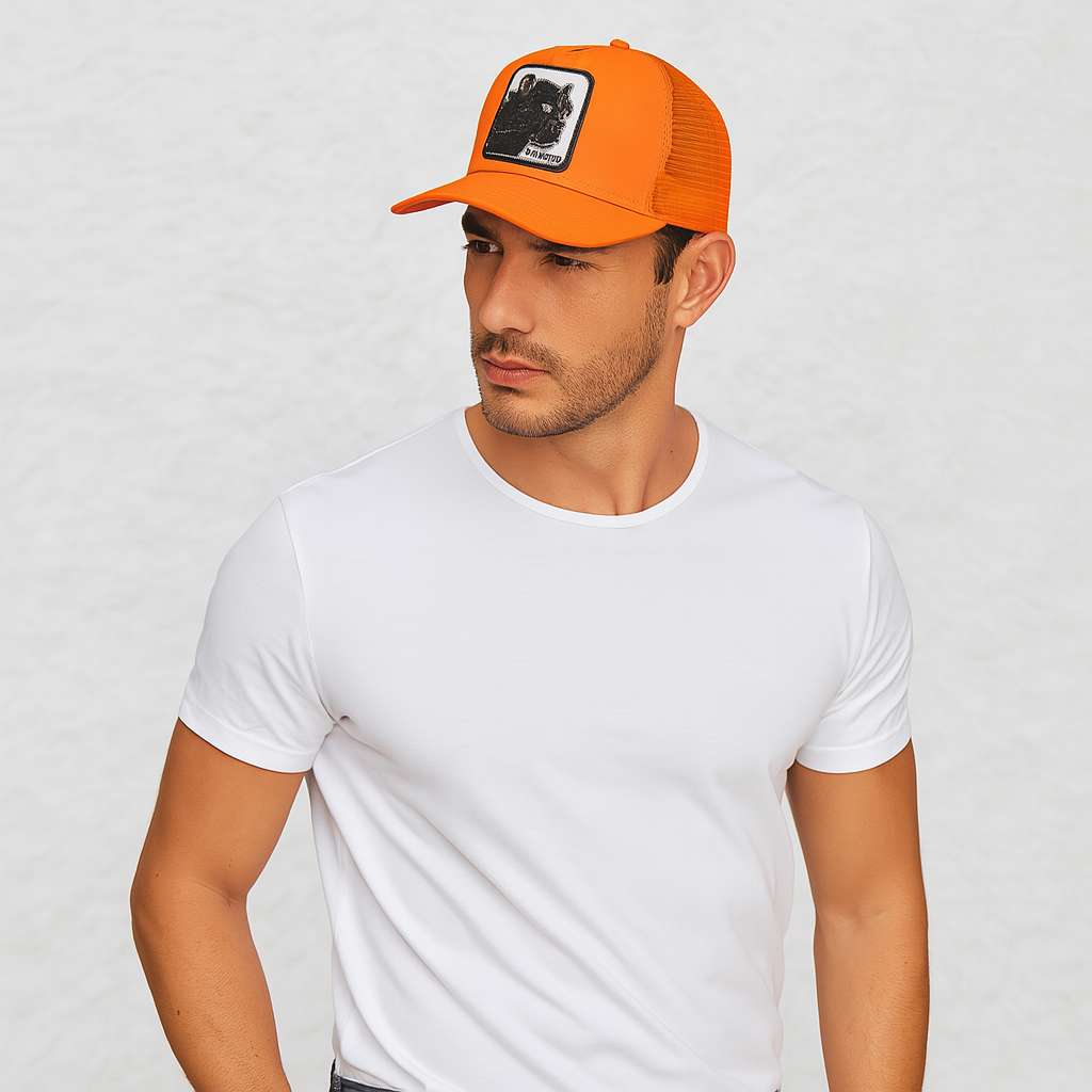 Un homme porte la Casquette Chasse Trucker Panthère orange