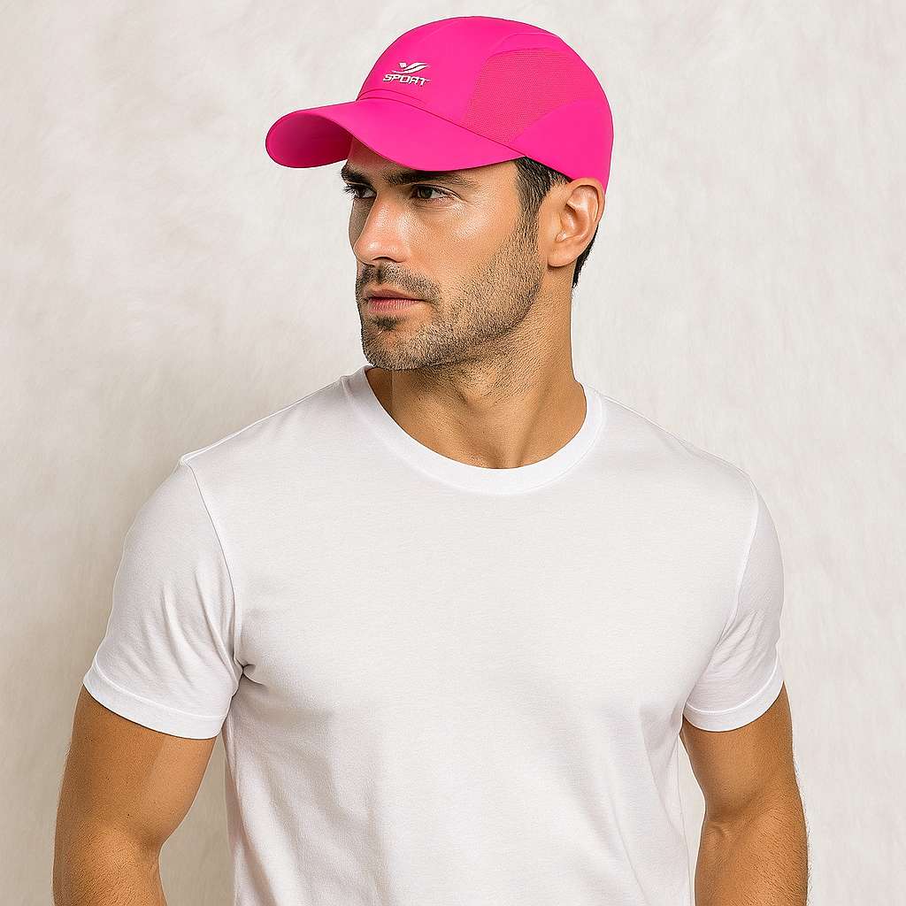 Un homme porte la Casquette Course à pied rose