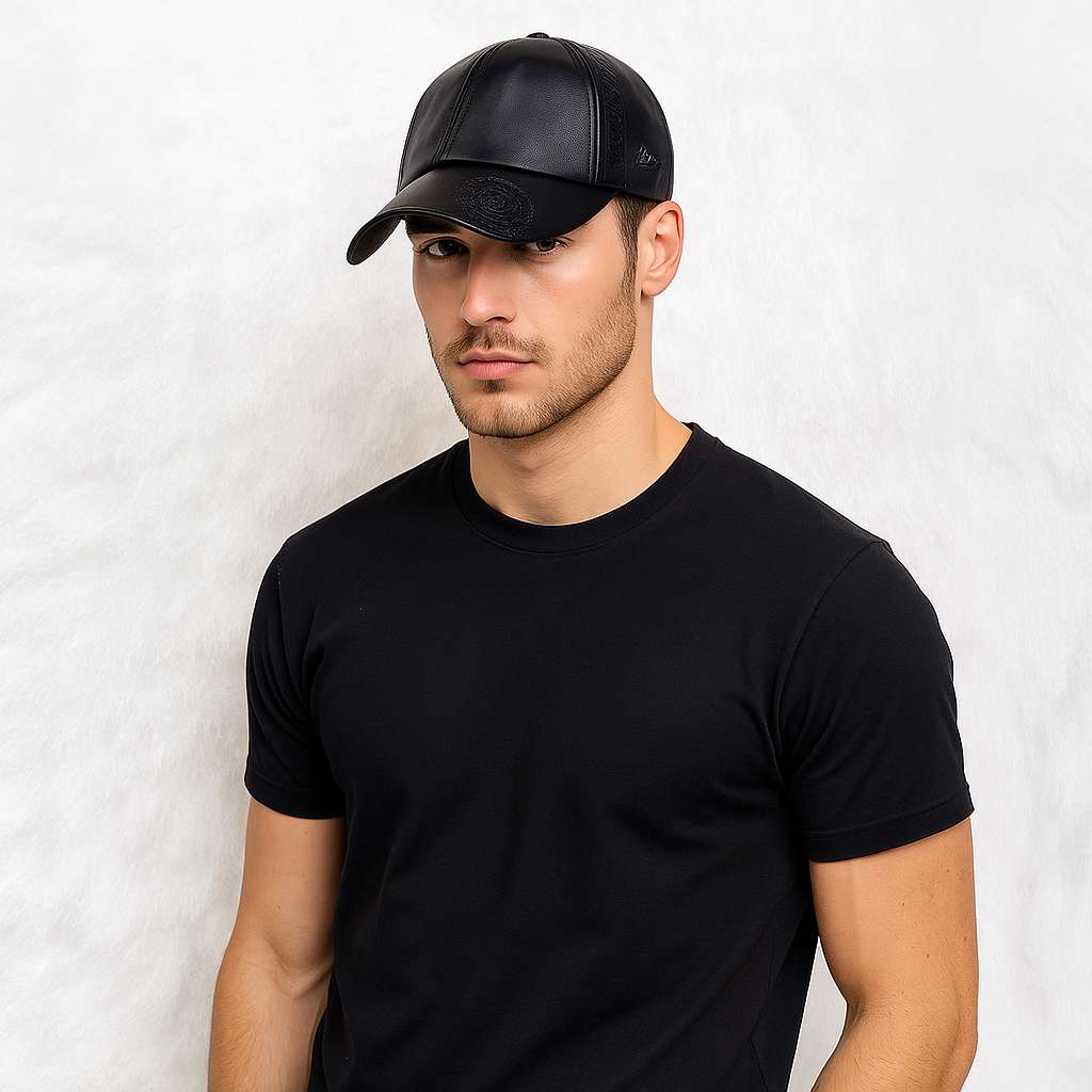 Un homme porte la Casquette Cuir 1994 Noir