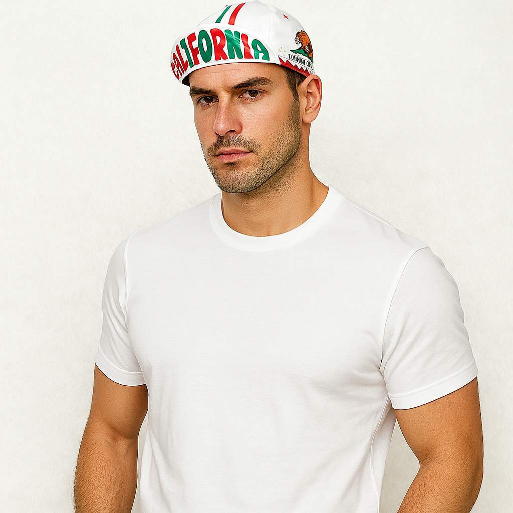 Un homme porte la Casquette Cycliste California Dream