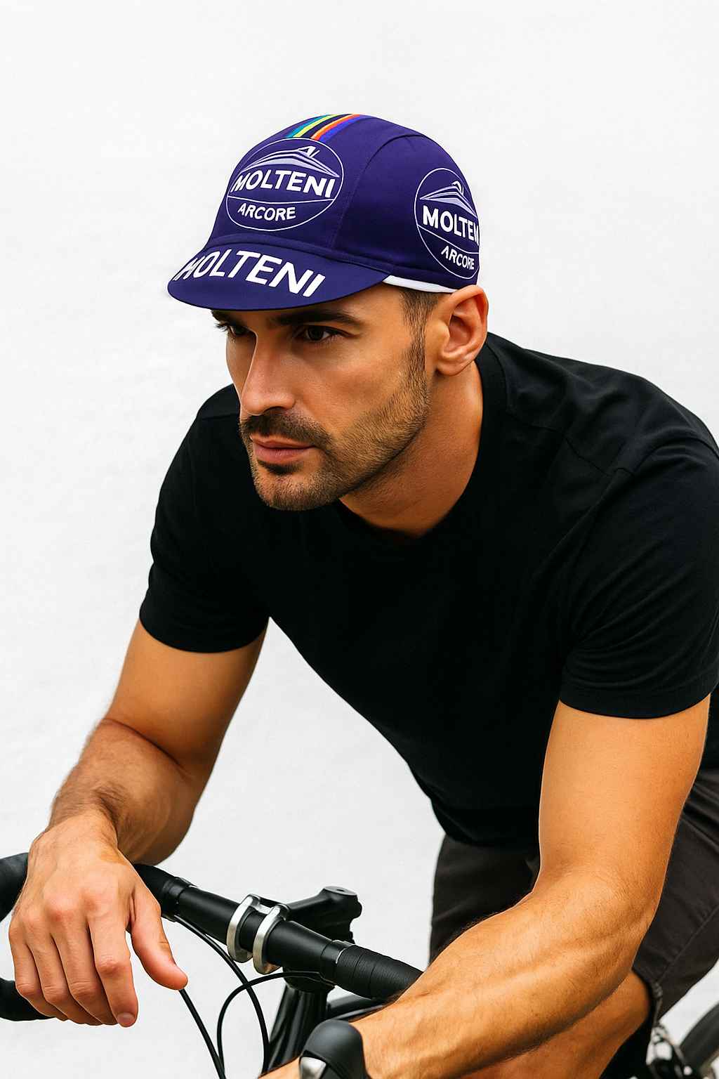 Un homme porte la Casquette Cycliste Molteni Bleu