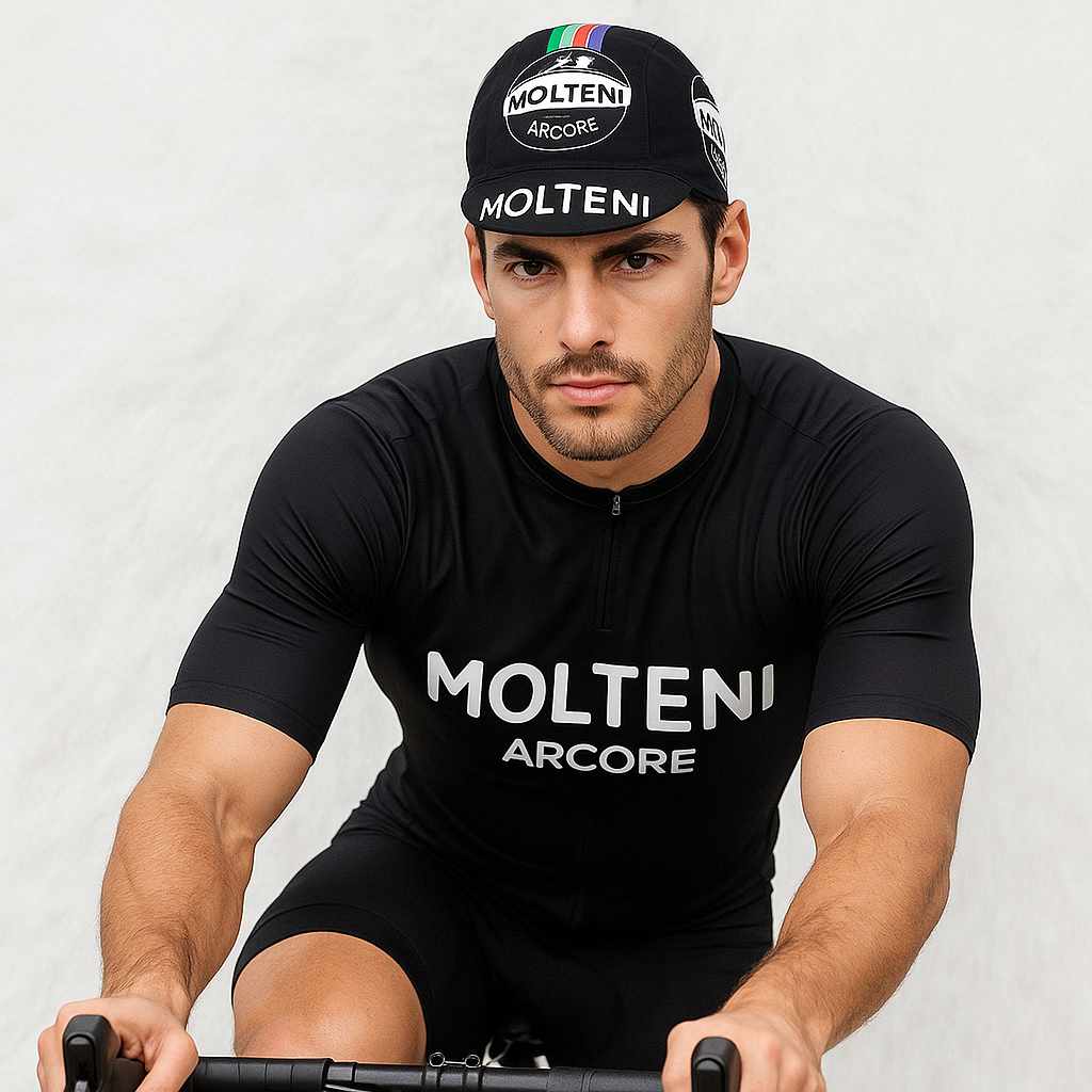 Un homme porte la Casquette Cycliste Molteni Noire