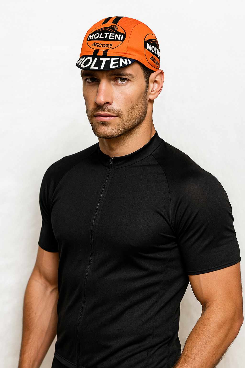 Un homme porte la Casquette Cycliste Molteni Orange