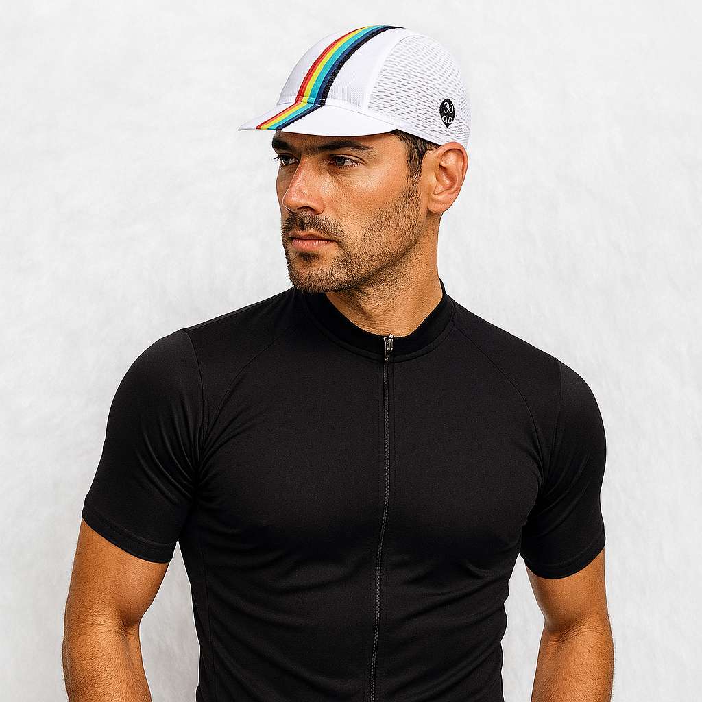 Un homme porte la Casquette Cycliste Vintage Blanc