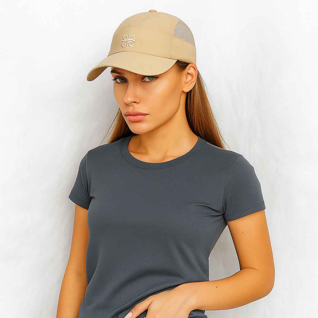 Une femme porte la Casquette Femme Anti uv beige