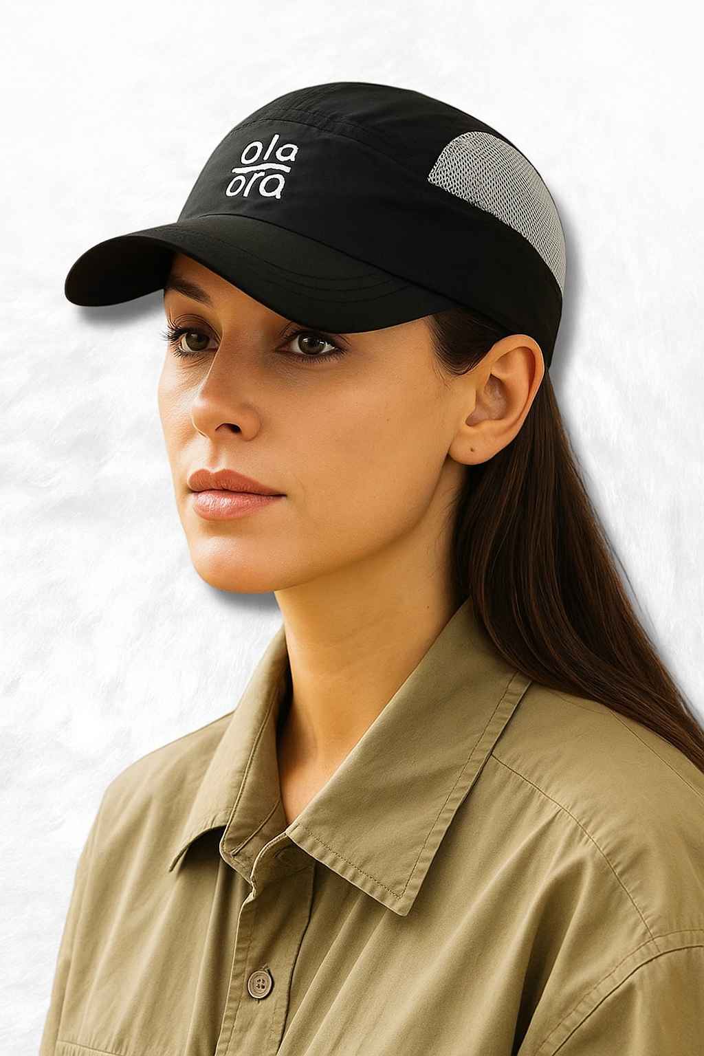 Une femme porte la Casquette Femme Anti uv noir pour femme