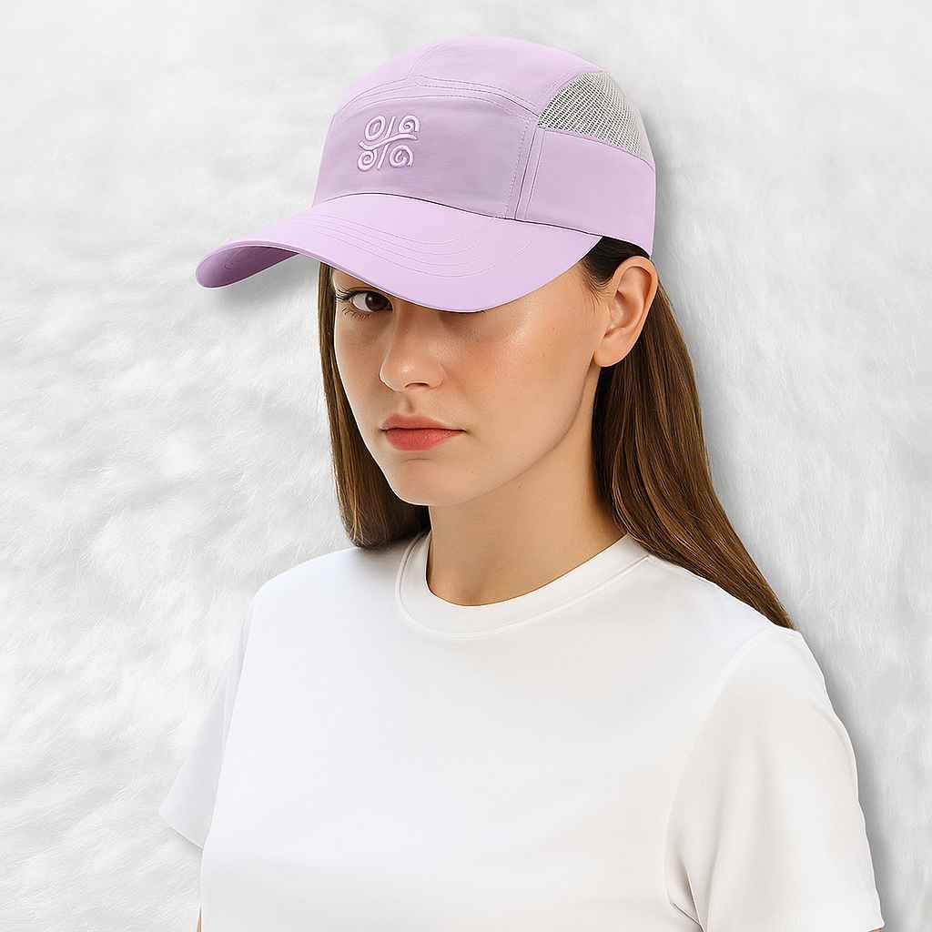 Une femme porte la Casquette Femme Anti uv violet
