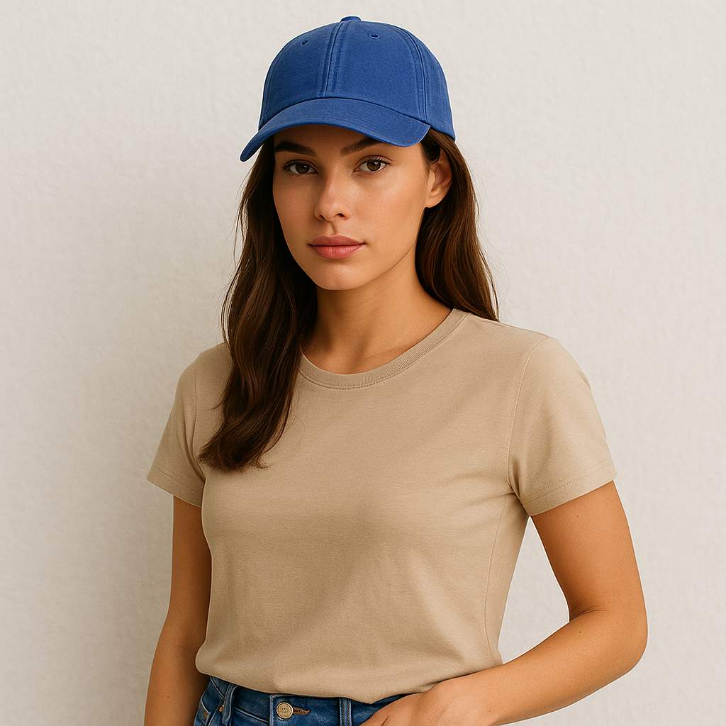 Une femme porte la Casquette Femme Été Bleu