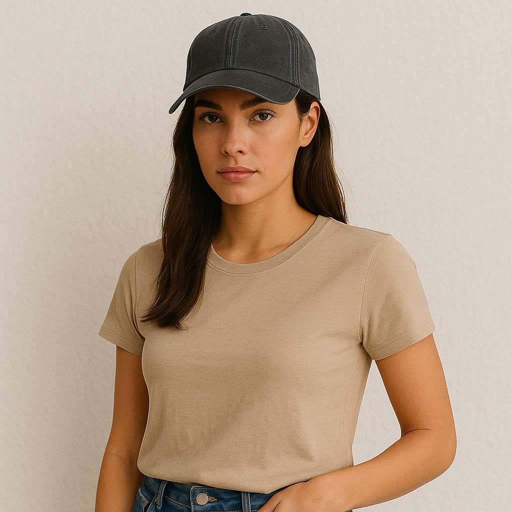Une femme porte la Casquette Femme Été Grise