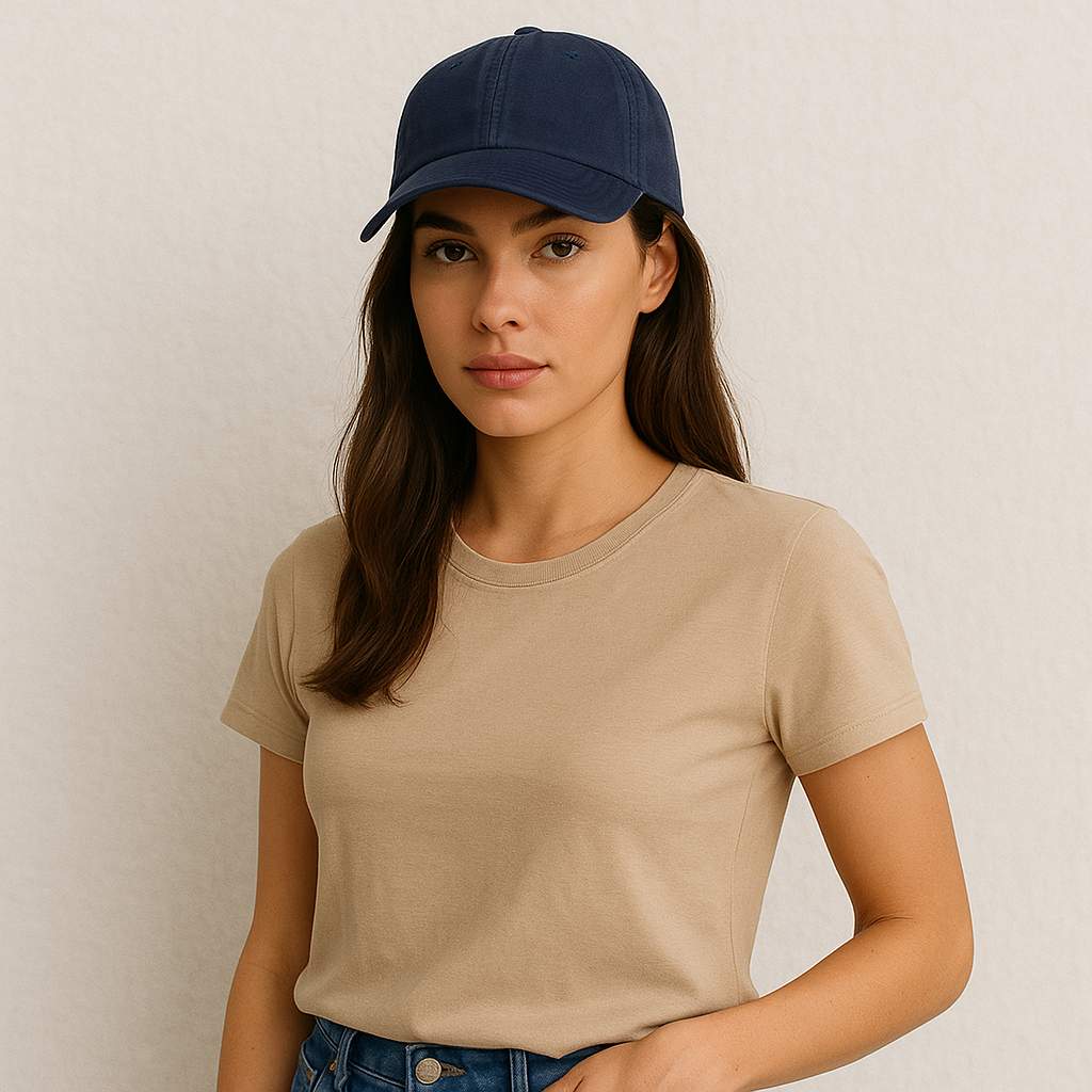 Une femme porte la Casquette Femme Été Marine
