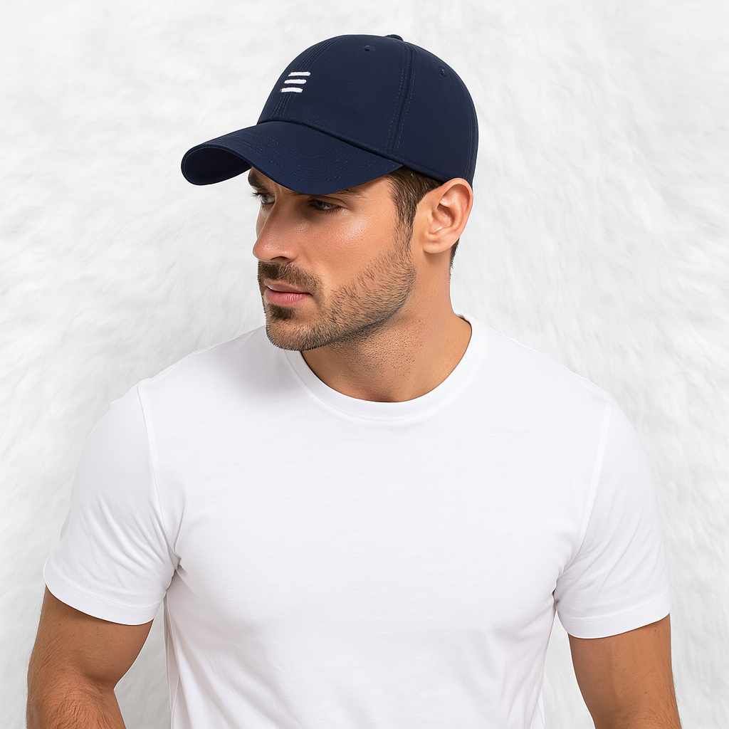 Un homme porte la Casquette Grosse Tête bleu