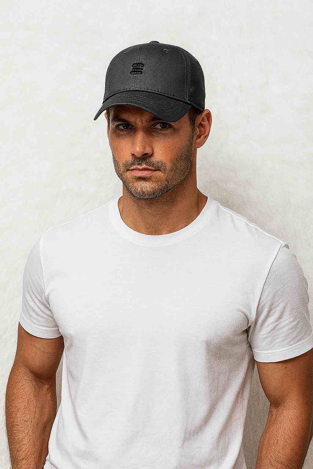 Un homme porte la Casquette Grosse Tête gris