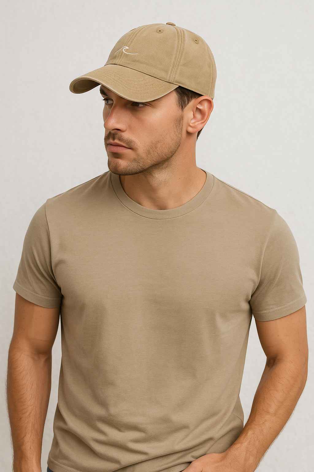 Un homme porte la Casquette Homme Été Beige