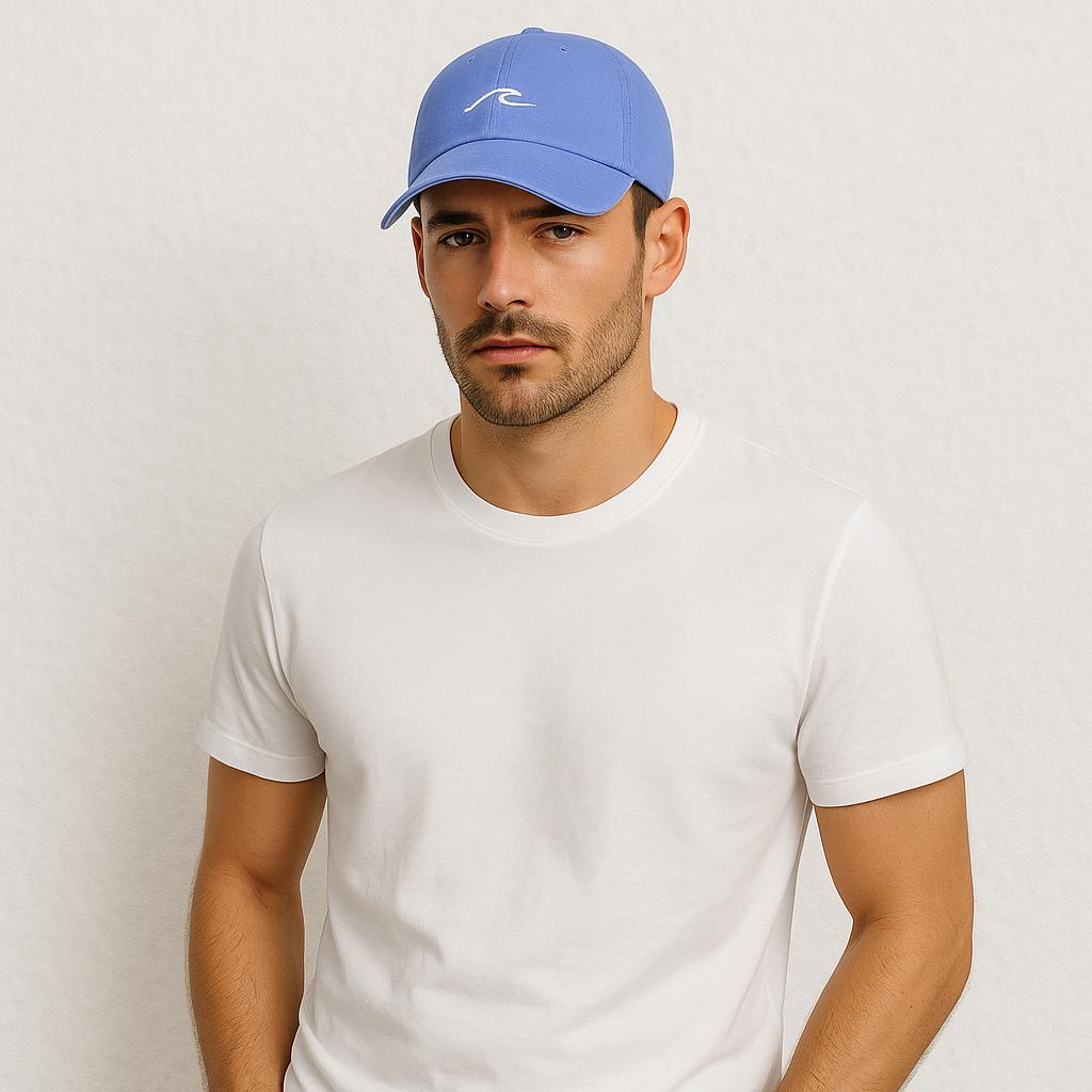 Un homme porte la Casquette Homme Été Bleu