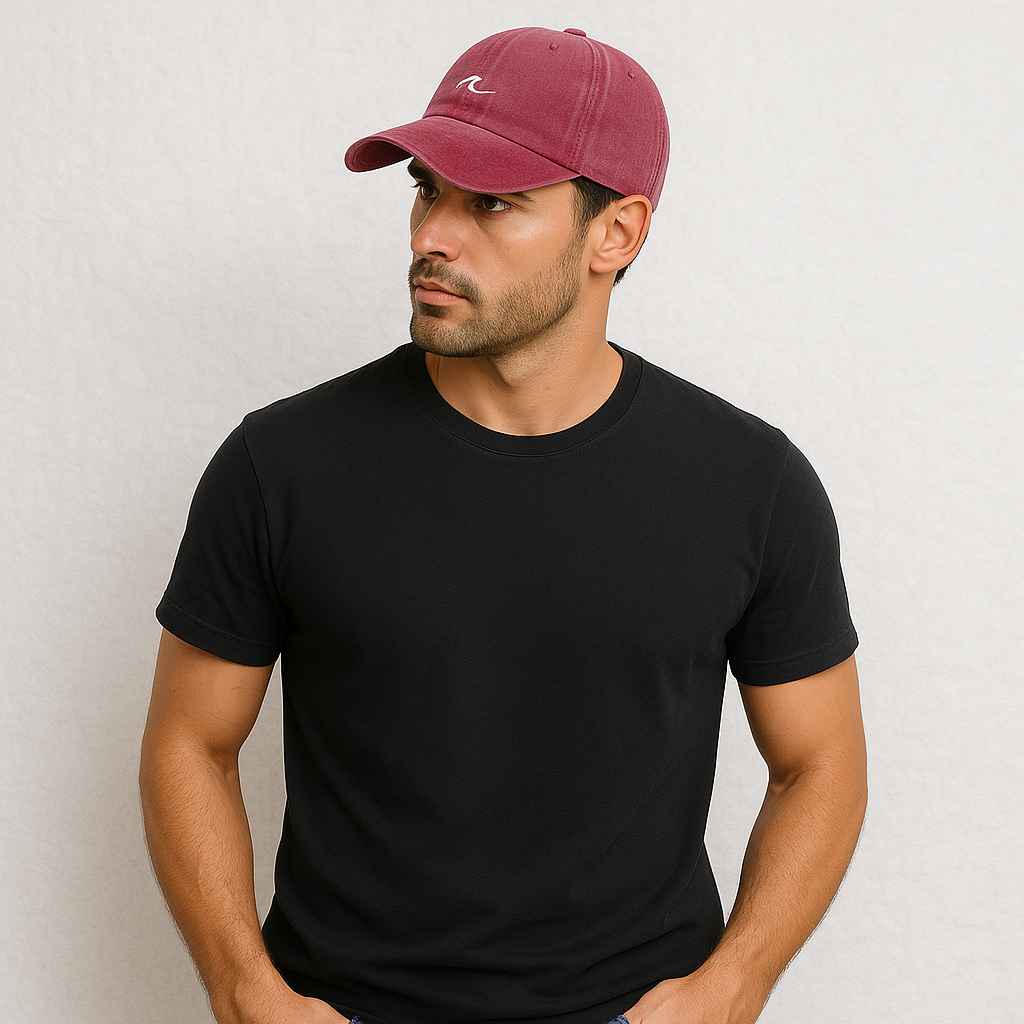 Un homme porte la Casquette Homme Été Rouge