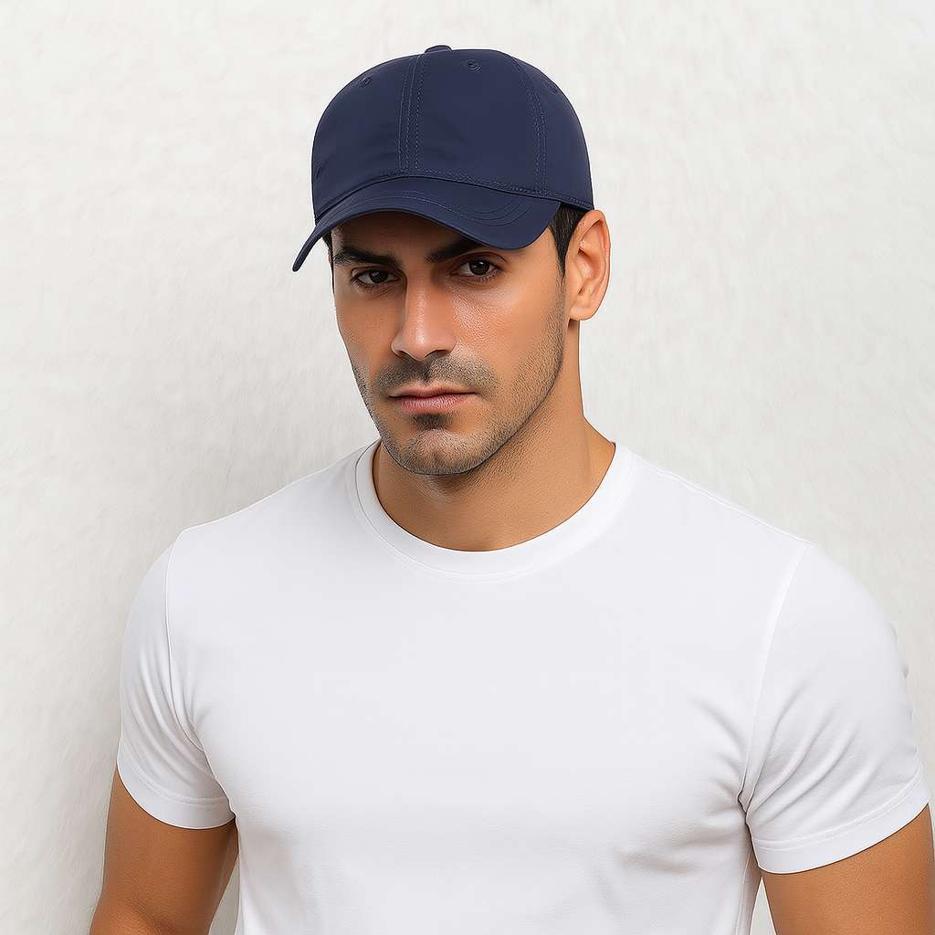 Un homme porte la Casquette Imperméable Homme bleu