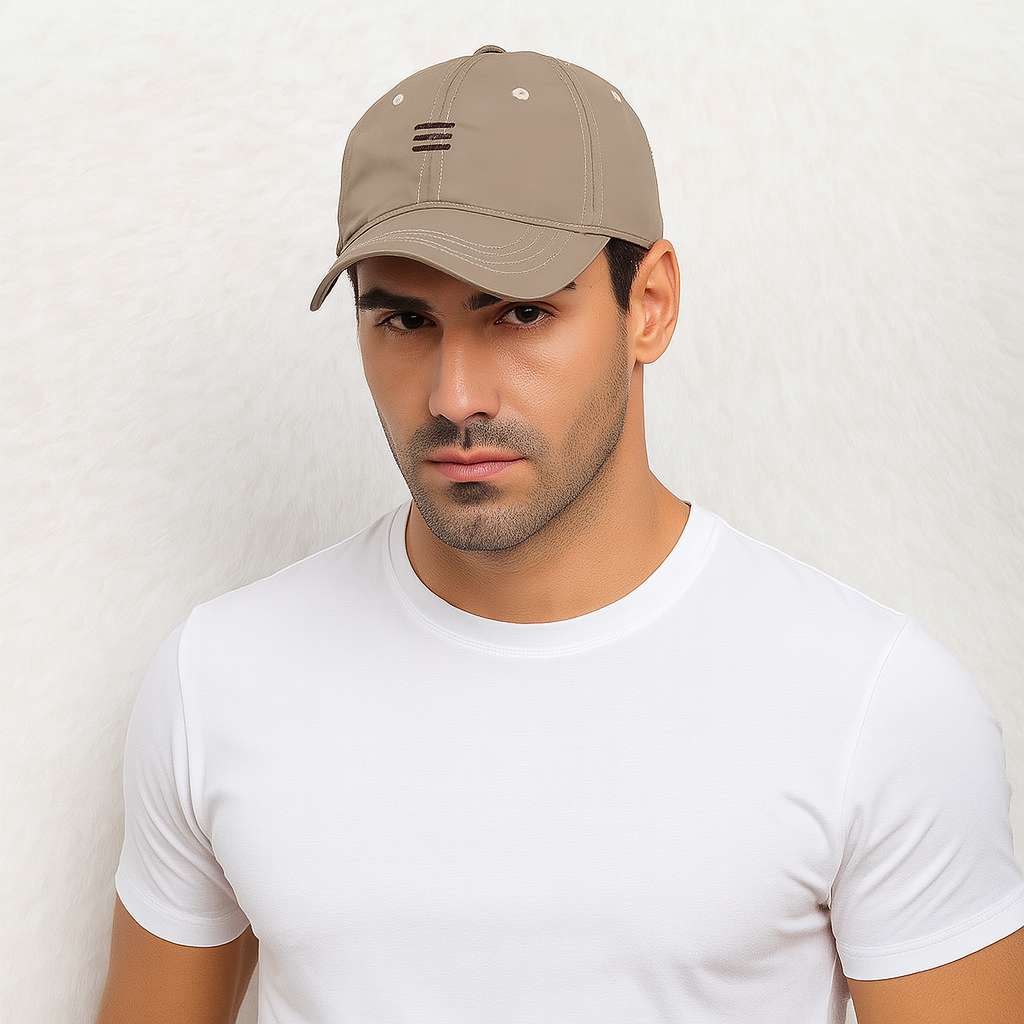 Un homme porte laCasquette Imperméable Homme marron