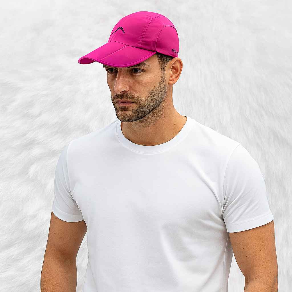 Un homme porte la Casquette Imperméable Running Femme
