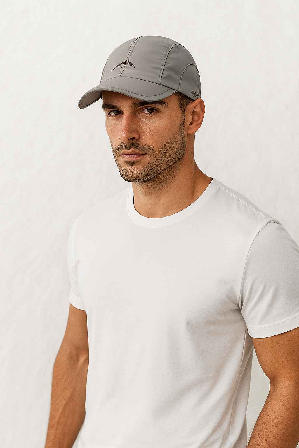 Un homme porte la Casquette Imperméable Running grise