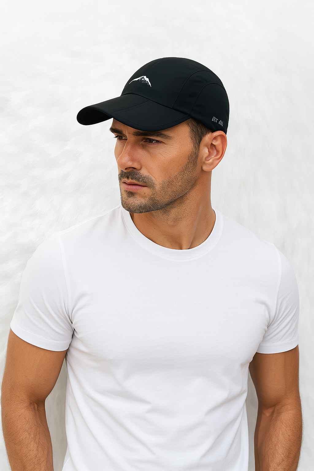 Un homme porte la Casquette Imperméable Running noir