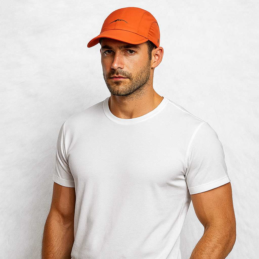 Un homme porte la Casquette Imperméable Running orange