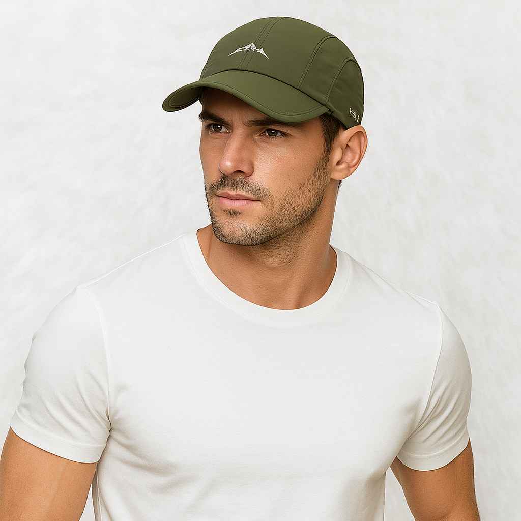 Un homme porte la Casquette Imperméable Running verte
