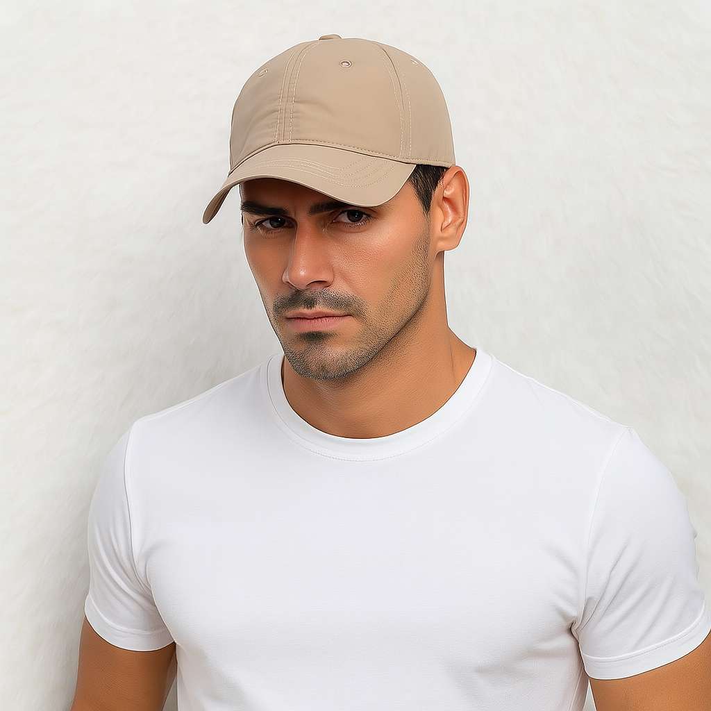 Un homme porte la Casquette Imperméable beige