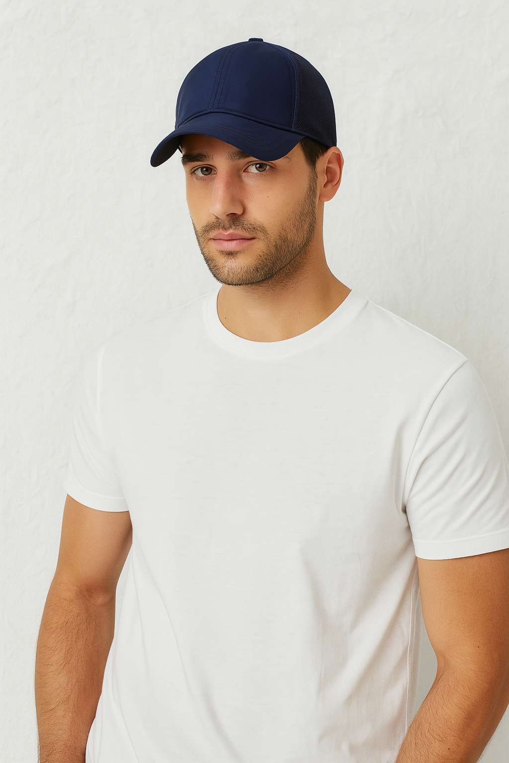 Un homme porte la Casquette Imperméable et Respirante bleu