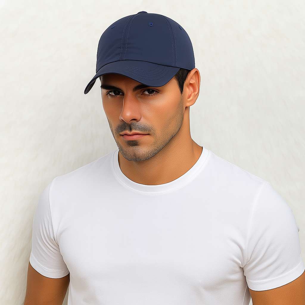 Un homme porte la Casquette Imperméable marine