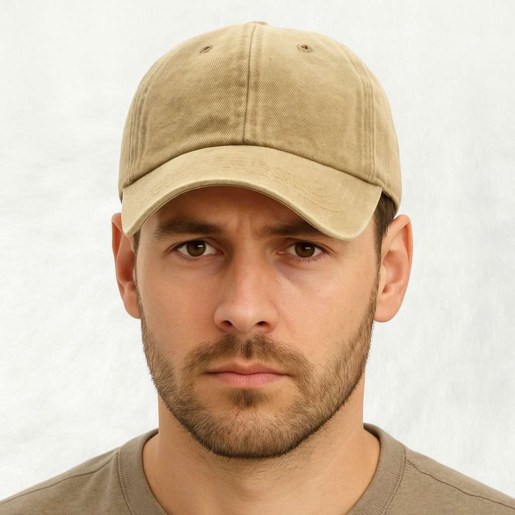Un homme orte la Casquette Jean Beige