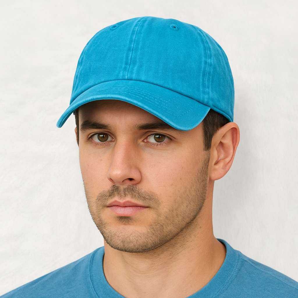 Un homme porte la Casquette Jean Bleu Turquoise