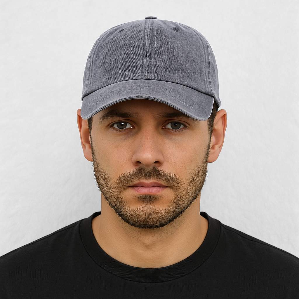 Un homme porte la Casquette Jean Gris