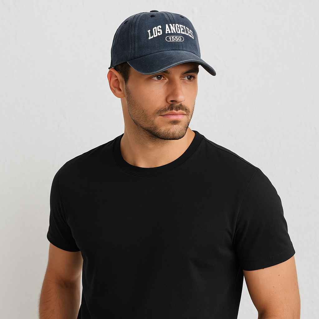 Un homme porte la Casquette Los Angeles Bleu