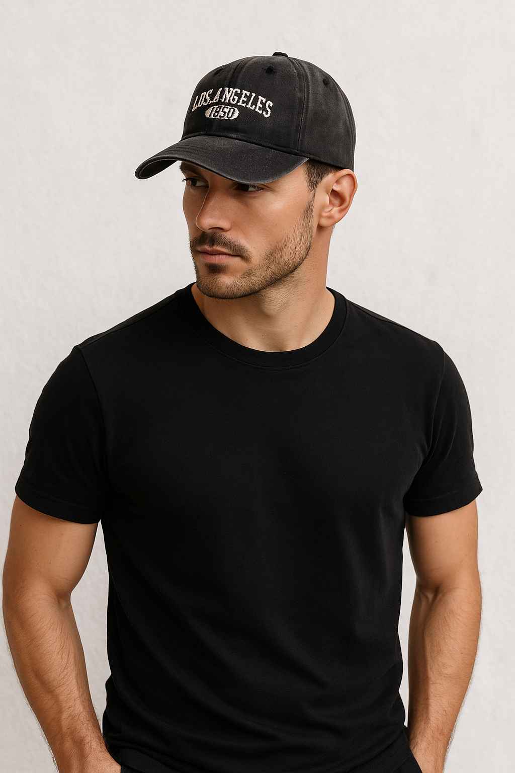 Un homme porte la Casquette Los Angeles Noir