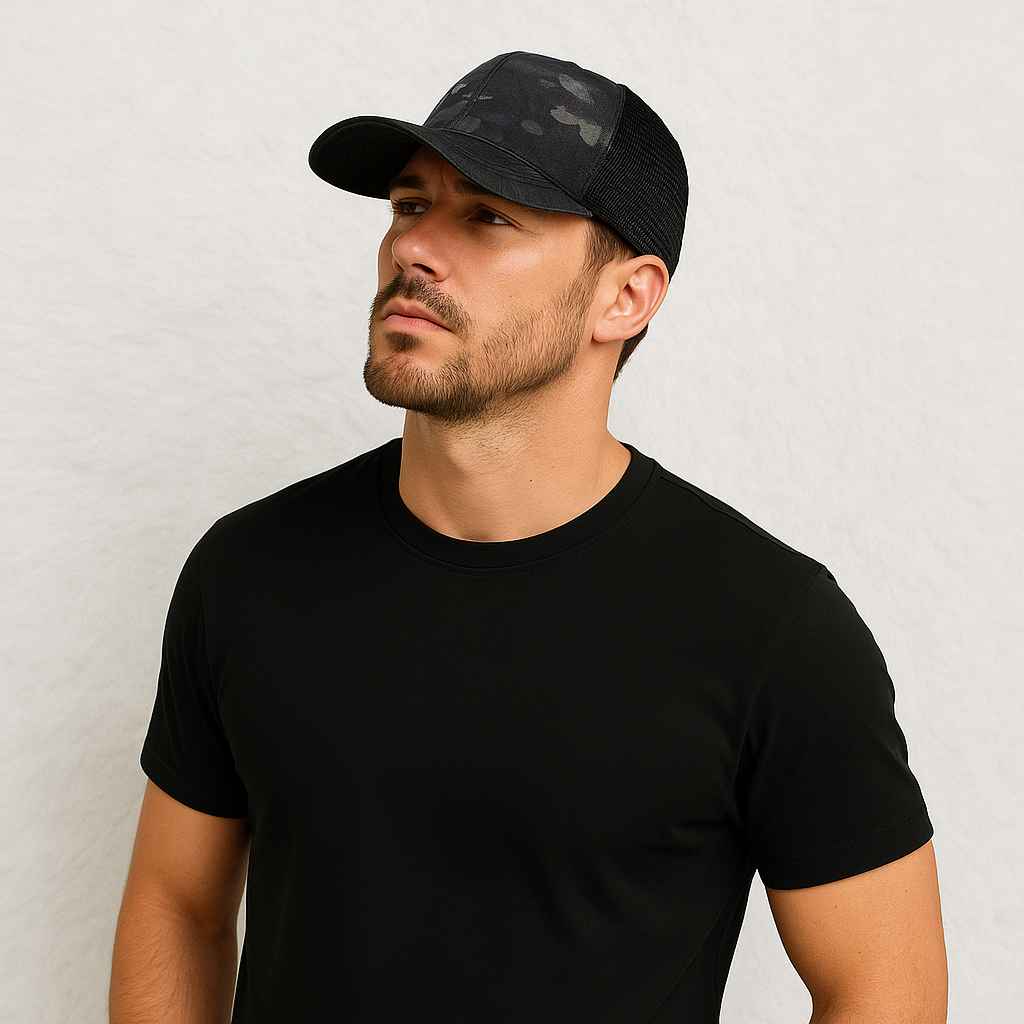 Un homme orte la Casquette Militaire Trucker Camouflage Noir