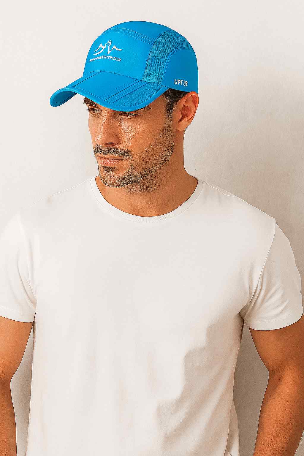 Un homme porte la Casquette Montagne bleu