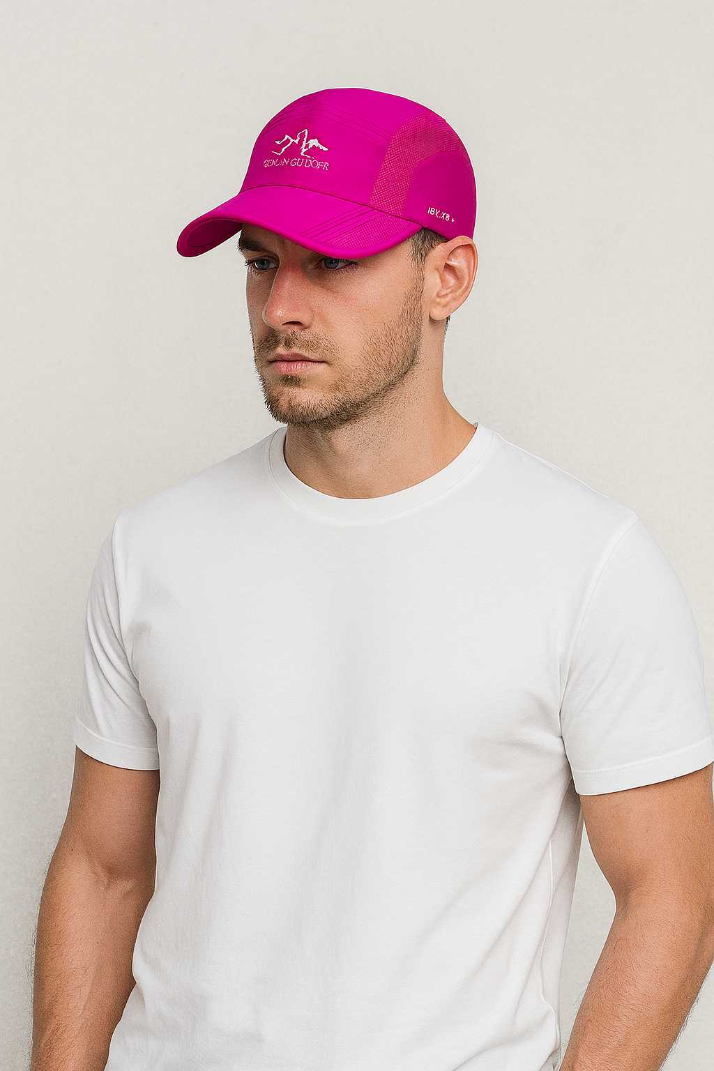 Un homme porte la Casquette Montagne femme