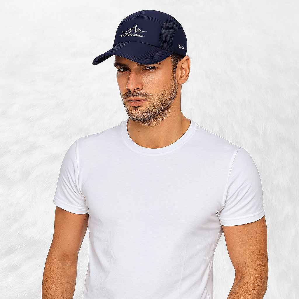 Un homme porte la Casquette Montagne marine