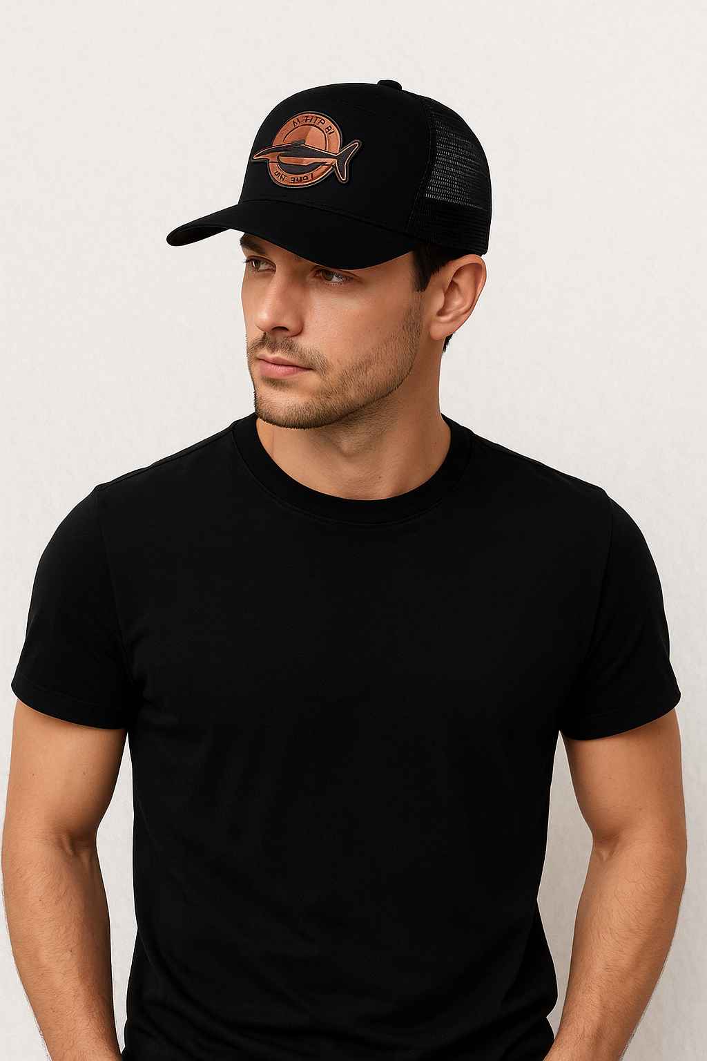 Un homme porte la Casquette Pêche Trucker noir