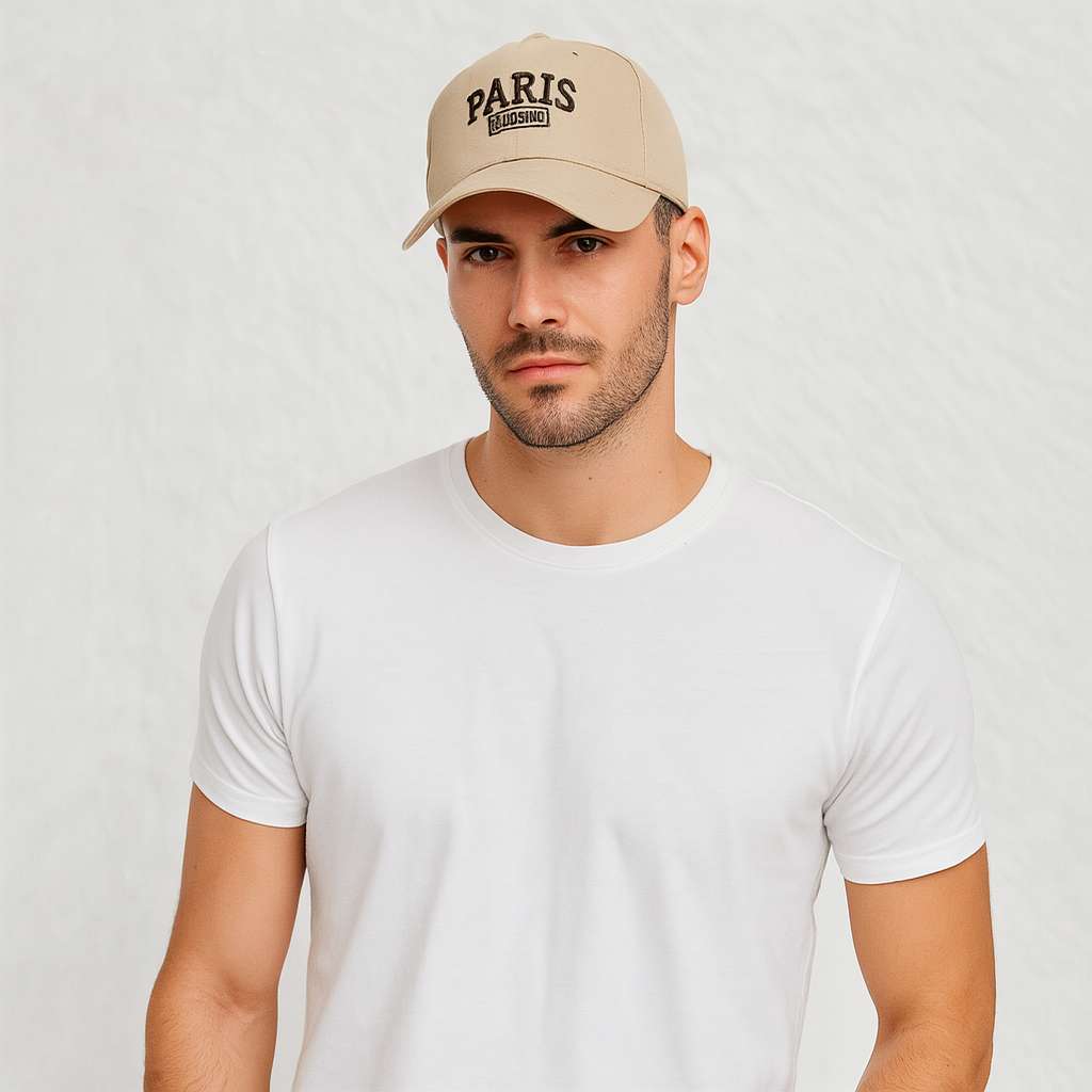 Un homme porte la Casquette Paris beige