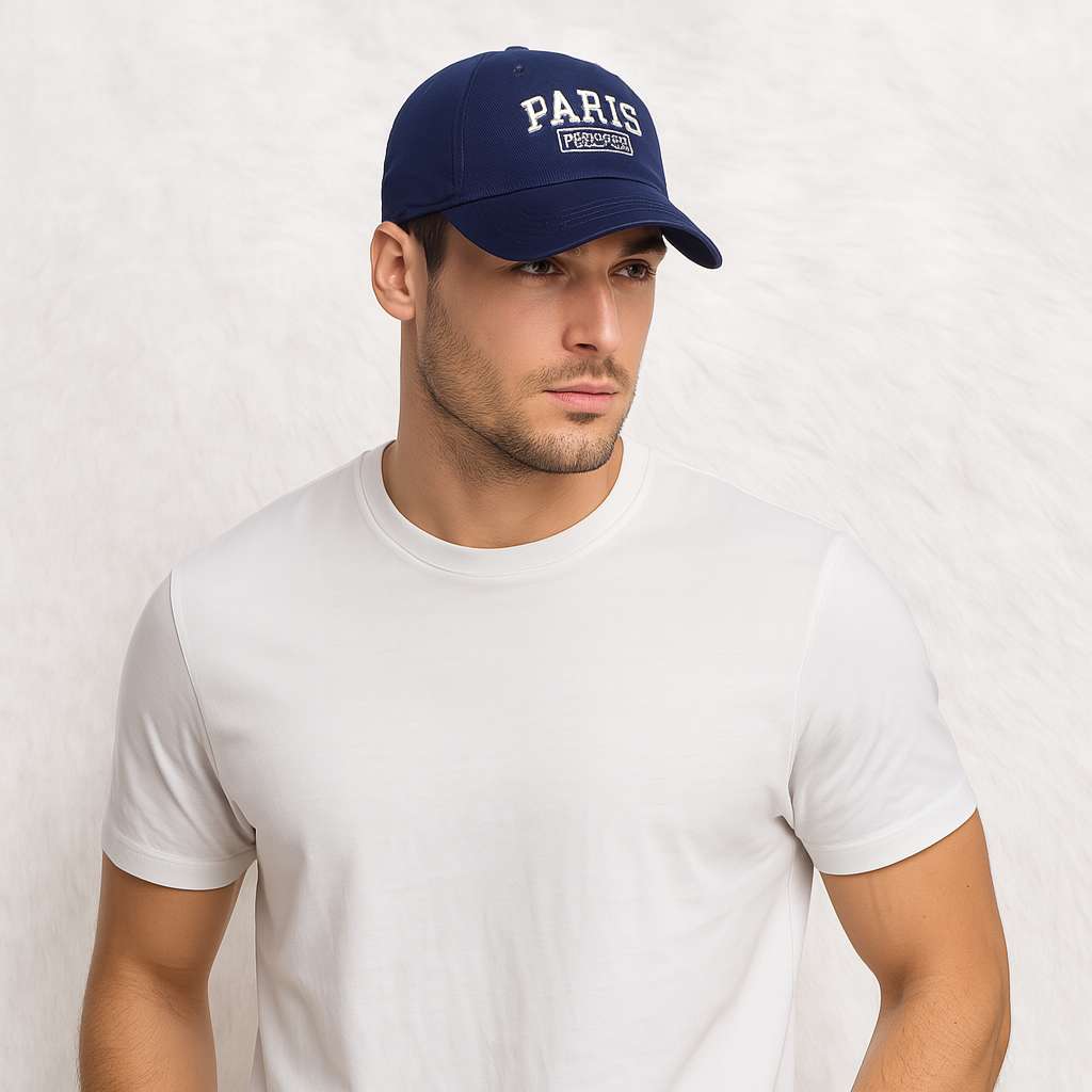 Un homme porte la Casquette Paris bleu