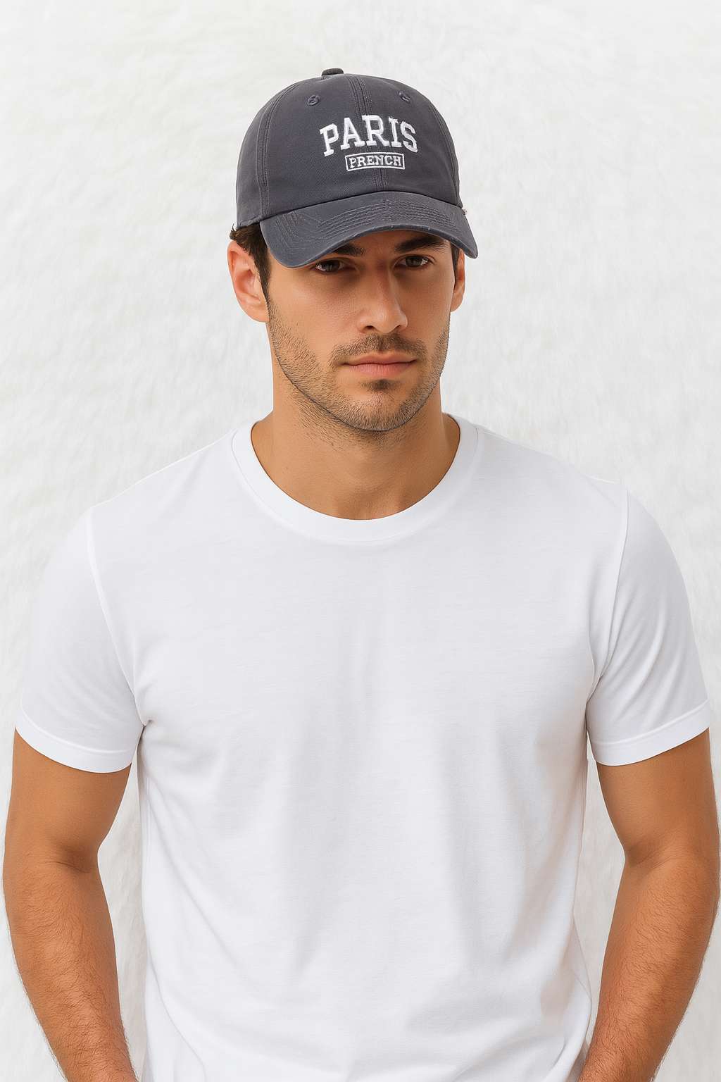 Un homme porte la Casquette Paris grise