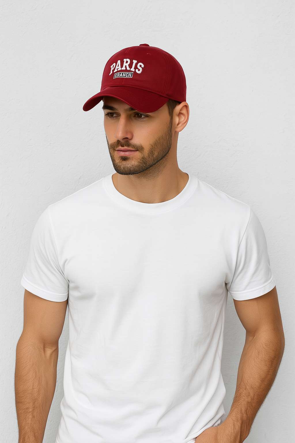 Un homme porte la Casquette Paris rouge